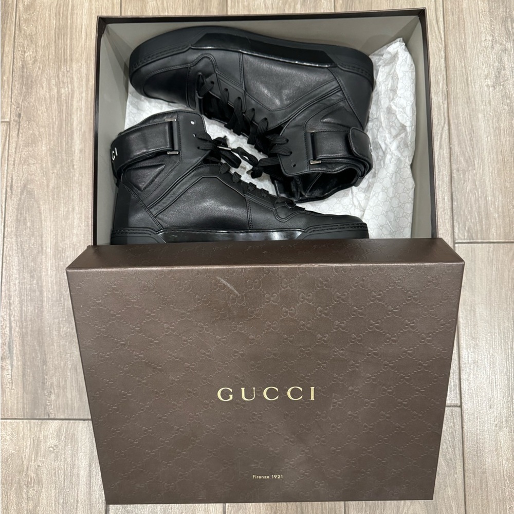 Men’s Gucci sneakers in very good condition . Super confortable . Gently used